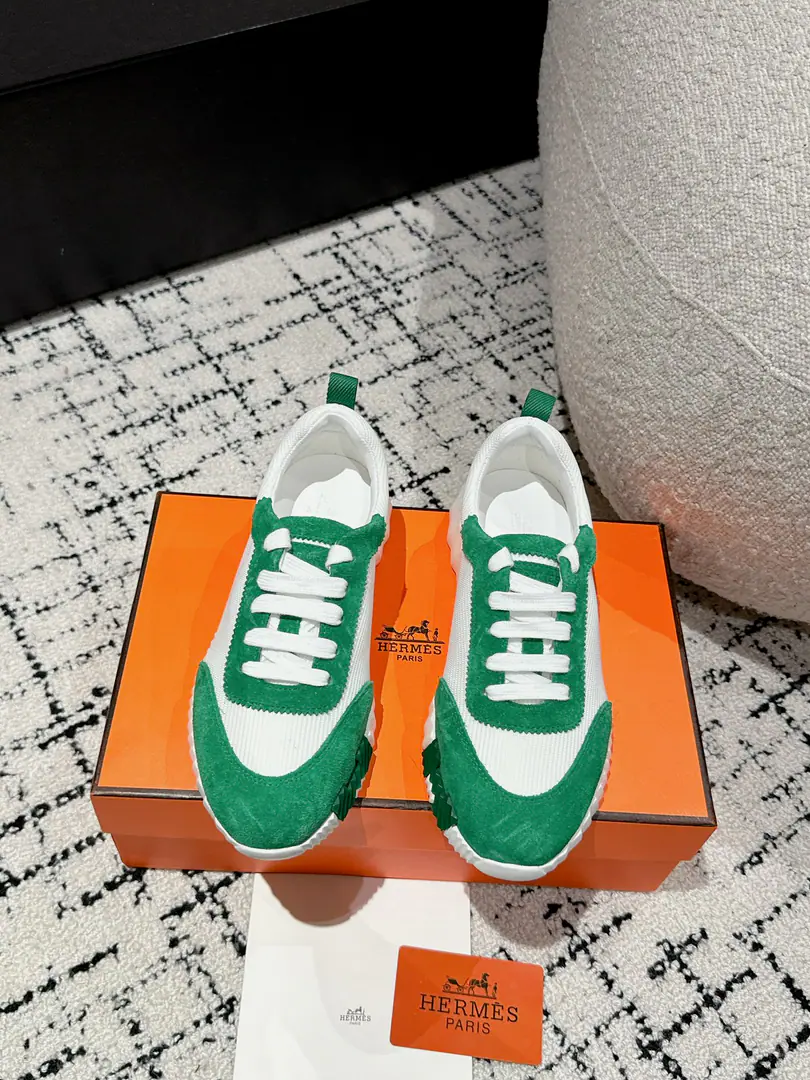 Layout Leather. #Top Version Couple money. Hermes I'm in love with you, Max. 24/ fe new arrival~ Autumn and winter money. Bouncing Couples.👫Sports Leisure shoes. The most comfortable shoes in love with horses., No, I don't.1⃣️, It's a nice, light foot., You don't get tired of shopping.👍 Bullskins.+Wire Nice touch., She's beautiful and she's got a lot of clothes., It's light and comfortable. It's so light. Sports and leisure are the two things. Step on it.💩That's great.！ ✔️Fabulous.:Imported cattle skin+Wire ✔️Uchi.:The imported inlet was for silk and sheep. ✔️Otsumi!:AdoptionIP+TPU(Multi-colour Letters)German technology exposure machine seamlessly combined ✔️Size:#35-46(Women40.41Men45.46Do it.) 🎁Top class. Synchronize full packaging