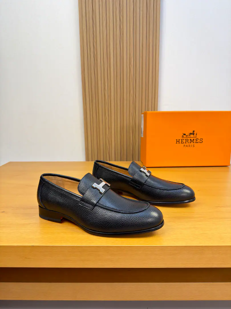 【 HERMES】I'm in love with you, Max. High-end quality Original List·- It's a leather shoe. Shoe.: 🔝Skin of a stale calf., Shoe Dan..Sewing process for the outer car, Brand metal buttons and cross-arms decoration Uchi.: Water-tied cow skin. Otsumi!: It's so light.TPR·Rubber. Combining is a big-ass skin. Super-high-quality control.·- I'm doing a little work.: Highlight(High-end·- How expensive.·Slot) Size: 39-44（38, 45, 46, Make a reservation.)·H0230