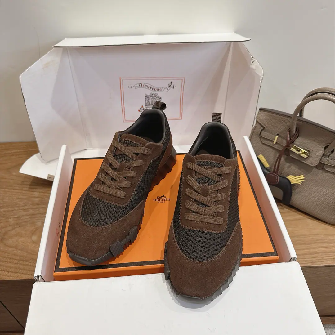 herme…s ss26new arrival～ The cabinet is a big fan of the couple., HThe first shoe-shoes to be used in the distribution.！ It's a classic for the Equestrian. Every season has many colors. It's definitely one of the most worthy of purchase. There are gods of the man.!Don't miss it.！！ He's so light., It's so cozy. It's been a long time., It's not expensive. There's a little coil behind the back with the help with the shoes. Top class. 35-44, - It's a deal.45 46 Men➕20