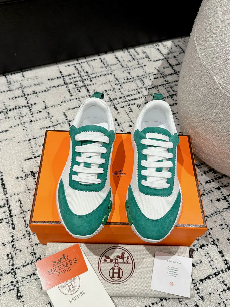 #Top Version Couple money. Hermes I'm in love with you, Max. 24/ fe new arrival~ Autumn and winter money. Bouncing Couples.👫Sports Leisure shoes. The most comfortable shoes in love with horses., No, I don't.1⃣️, It's a nice, light foot., You don't get tired of shopping.👍 Bullskins.+Wire Nice touch., She's beautiful and she's got a lot of clothes., It's light and comfortable. It's so light. Sports and leisure are the two things. Step on it.💩That's great.！ ✔️Fabulous.:Imported cattle skin+Wire ✔️Uchi.:The imported inlet was for silk and sheep. ✔️Otsumi!:AdoptionIP+TPU(Multi-colour Letters)German technology exposure machine seamlessly combined ✔️Size:#35-46(Women40.41Men45.46Do it.) 🎁Top class. Synchronize full packaging