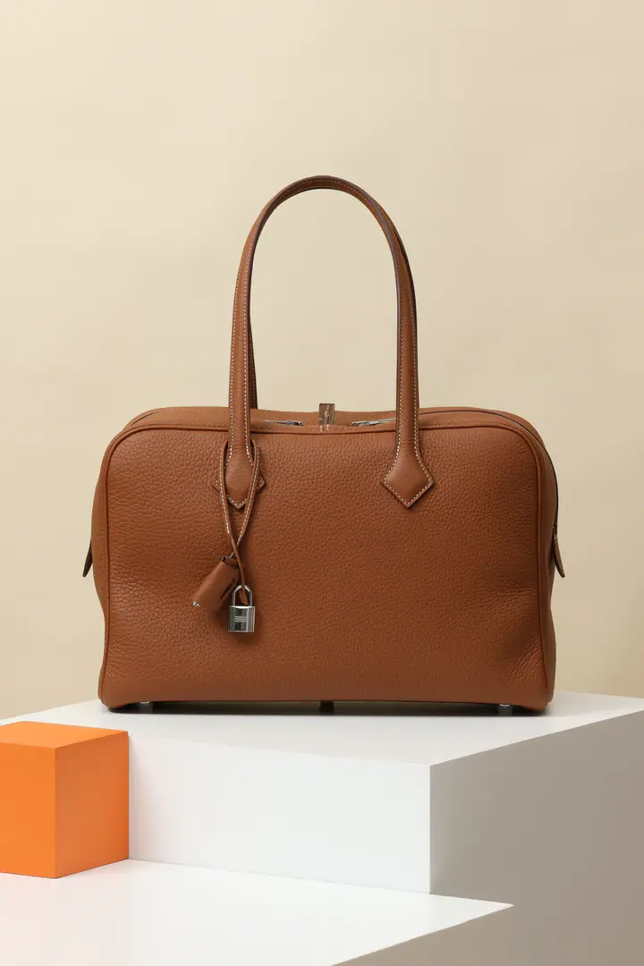 🇨🇳Model: VR35 Colours: CK37Gold palm. Dimensions: Long35.5x Deep22.5xKuan17cm TCBig Bull's skin is a bag of old times' handbags. The zipper can be pulled to both sides. - You can carry it with your hand or shoulder. Made in France Metals.: - Pump.