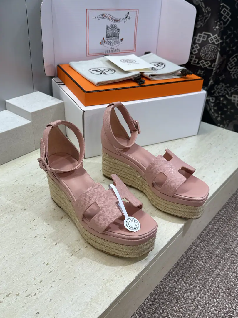 Plant prices(Full plane box.) Scum. Requisition levelHermes I'm in love with you, Max. 2026Spring and summer. Luce - Skin-down, gypsy-shoes. HIt's a classic.“H”Shoes on the surface, heels on the water-proof stand. Material: I'll import a cow's skin on my shoe./Import sheep, skin.+In the skin of the watered cow.+The original custom-made line combination is Italian. He's tall.:7CM /Waterproof stand high.: 4CM Size: 35-42(40.41.42Custom without re-offer）