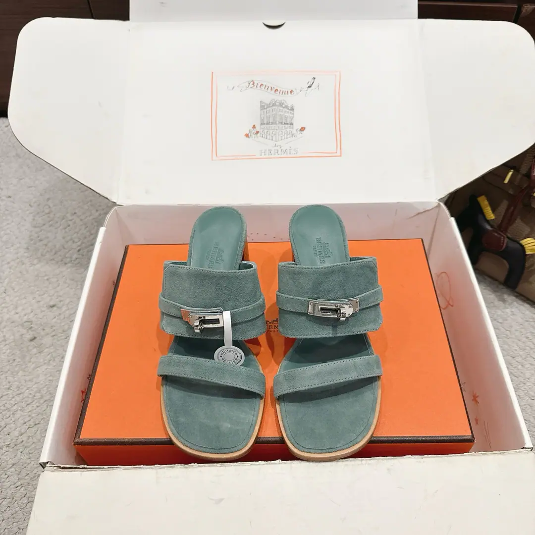 Get out of the factory. Hermes I'm in love with you, Max. Ninon 50Shoes Series———————————Fashion is a lot more than a couple of days. It's super comfortable. Every detail is perfect. OriginalswiftCowskin./- Oh, Pete. Original1:1A sole shoe./Pure steelkellyThe hardware button./The original private model is a big one. ▪️He's tall.: 5cm ▪️SIZE: 35~41（40.41.42.Customize or not change）