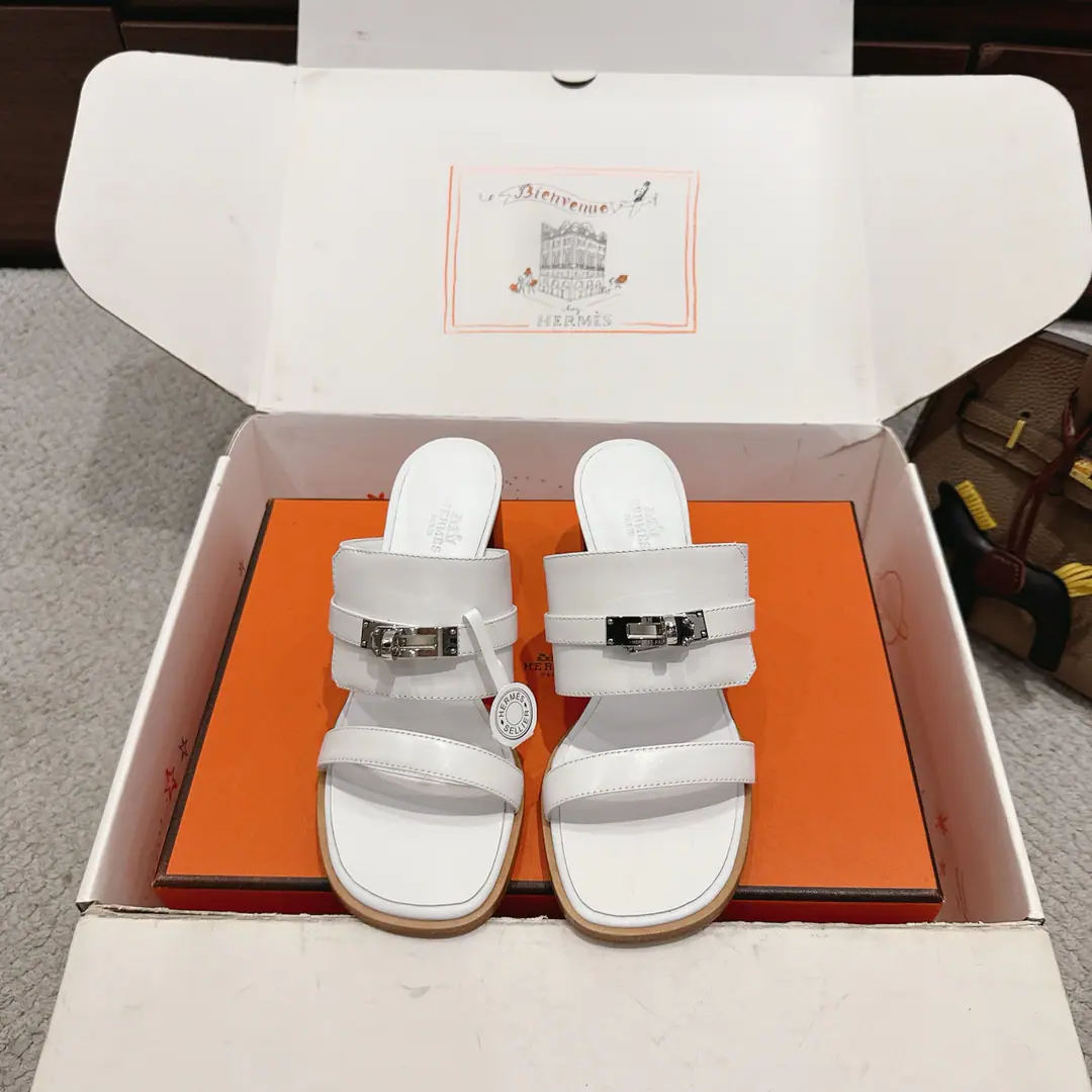 Get out of the factory. Hermes I'm in love with you, Max. Ninon 50Shoes Series———————————Fashion is a lot more than a couple of days. It's super comfortable. Every detail is perfect. OriginalswiftCowskin./- Oh, Pete. Original1:1A sole shoe./Pure steelkellyThe hardware button./The original private model is a big one. ▪️He's tall.: 5cm ▪️SIZE: 35~41（40.41.42.Customize or not change）
