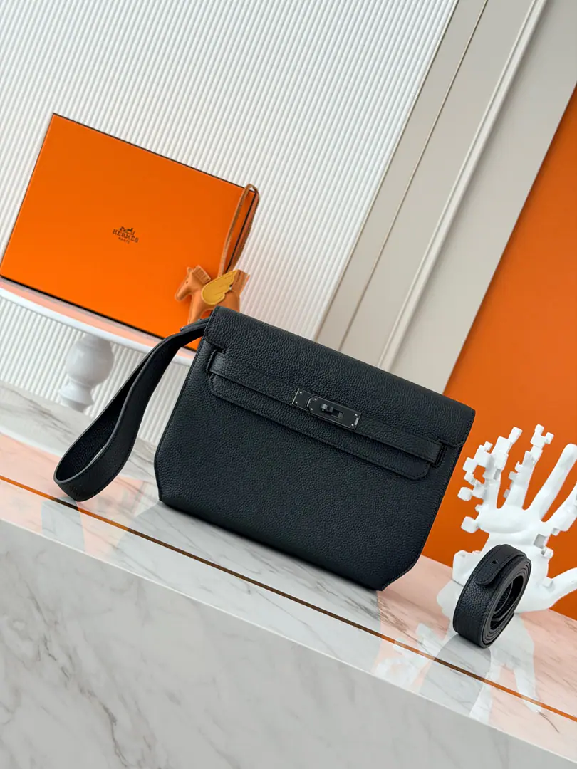Current in stock ✅ Kelly Depeches 25cm togoPee. Black, Gunshot. MostinMan's handbag. Depeches25 This leather is really a prodigal., With a shoulder belt and a second to go under the armpit., The fashion is coming out of the air., This bag is very...HFamily origin, KellyThat's what you're trying to do., You must come in too.！🤩 It's a great match.✨You can be a man of arms., Or a slant., And I can still be a handbag., You're not moving with a bag?😘