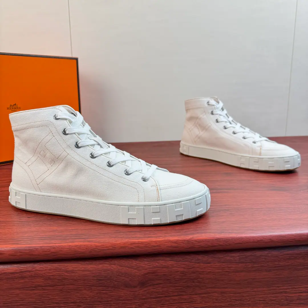 Hermes/I'm in love with you, Max. MaxiThe series of Chinese canvas shoes. Synchronise update of the network！ It's a season out.HermèsThe Gaussian canvas shoes., Reconstructing the contours of ancient costumes, A pair of pairs of shoes with a sharp-stacked ankle line. Cotton canvas shoes. Standard sports layout A very bright line of geometry., MarkerHThe tattooed rubber thick bottom., A light rubber shoe., - I'm gonna raise my self.buff, Comfortable step and recognition.. The Chinese version combines street with luxury., The tides unlock the multi-pronged thinking.: The work-winds and foot pants are lazy., The broad legs are full of loose and light luxury., The shorts and the ankles make a good teen.. I don't care if I travel., We're going out on a weekend visit., One pair.holdI live in a variety of shapes., Low profile, hidden brand quality., It's the year of the hairline and the actual wear.. Full package！ Size: 39-40-41-42-43-44 Standard leather shoe size. （38/45/46But it's not gonna be a change.） The cargo.: H261859 White