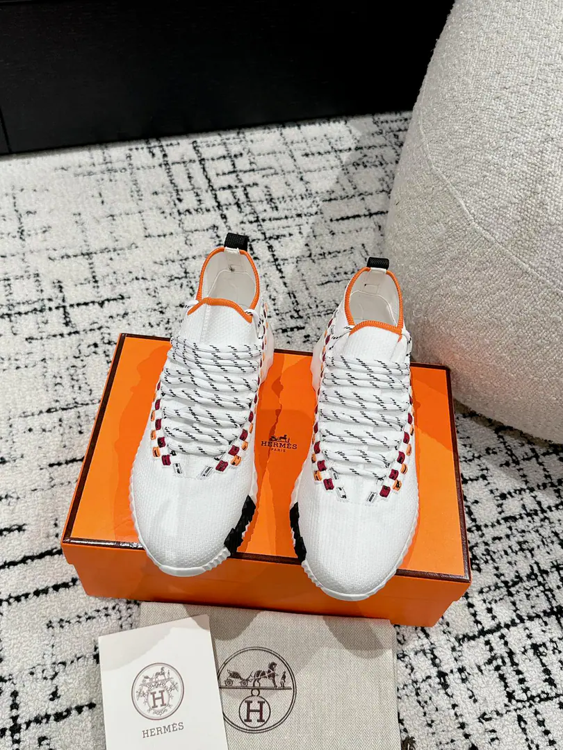 ¥Men+10 #Top Version Couple money. Hermes I'm in love with you, Max. 24/ fe new arrival~ Autumn and winter money. Bouncing Couples.👫Sports Leisure shoes. The most comfortable shoes in love with horses., No, I don't.1⃣️, It's a nice, light foot., You don't get tired of shopping.👍 Bullskins.+Wire Nice touch., She's beautiful and she's got a lot of clothes., It's light and comfortable. It's so light. Sports and leisure are the two things. Step on it.💩That's great.！ ✔️Fabulous.:Imported cattle skin+Wire ✔️Uchi.:The imported inlet was for silk and sheep. ✔️Otsumi!:AdoptionIP+TPU(Multi-colour Letters)German technology exposure machine seamlessly combined ✔️Size:#35-46(Women40.41Men45.46Do it.) 🎁Top class. Synchronize full packaging