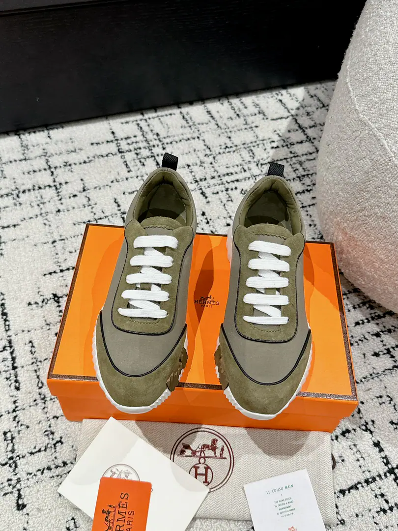 #Top Version Couple money. Hermes I'm in love with you, Max. 24/ fe new arrival~ Autumn and winter money. Bouncing Couples.👫Sports Leisure shoes. The most comfortable shoes in love with horses., No, I don't.1⃣️, It's a nice, light foot., You don't get tired of shopping.👍 Bullskins.+Wire Nice touch., She's beautiful and she's got a lot of clothes., It's light and comfortable. It's so light. Sports and leisure are the two things. Step on it.💩That's great.！ ✔️Fabulous.:Imported cattle skin+Wire ✔️Uchi.:The imported inlet was for silk and sheep. ✔️Otsumi!:AdoptionIP+TPU(Multi-colour Letters)German technology exposure machine seamlessly combined ✔️Size:#35-46(Women40.41Men45.46Do it.) 🎁Top class. Synchronize full packaging