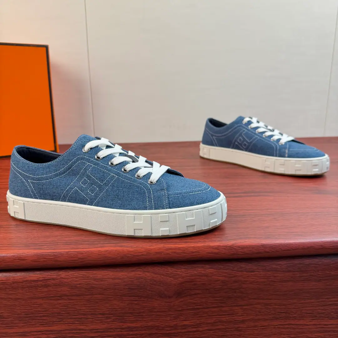 Hermes/I'm in love with you, Max. MaxiA series of low-barrel canvas shoes. Synchronise update of the network！ A new low-bonded masturbation of Emascords is on the shelf., Jane's got a nice, nice, nice, low-shoes set., Perfectly exposed ankles., Visual length stretch ratio, All kinds of legs can be easily managed.. The shoe is chosen with a dildo-resistant fabric., A fine line of embroidery and branding., I'm not sure if I can get a full recognition.. The thick-deck rubber is full of classics.HThe tattoo., Slightly increased, My feet are soft., I'm not under any pressure to go to work.. Low-band styles fit into multiple wear styles., Leisure pants are always casual., The broads are a little bit of luxury., The shorts are so clean, the kids are so happy.. The details of the big job are in place., A package of raw shoes., You're always wearing it., You're a decent gift., The tide is a bit out of line., Every year, every season can be repeated.. Full package！ Size: 39-40-41-42-43-44 Standard leather shoe size. （38/45/46But it's not gonna be a change.） The cargo.: H261858 Blue