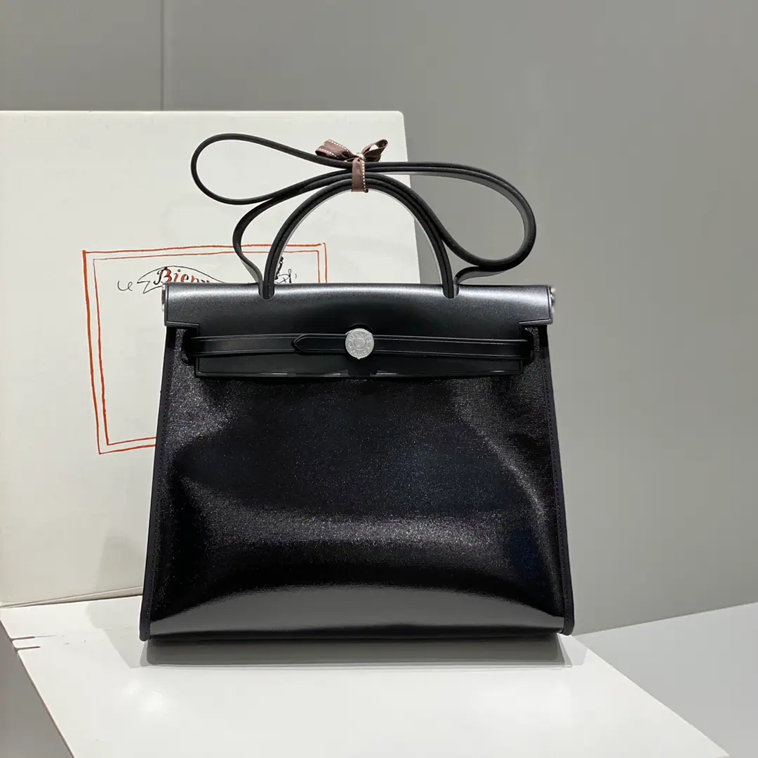 「𝐻𝑒𝑟𝑏𝑎𝑔 𝑧𝑖𝑝 」 • The outer seams./Waterproof. Light black • Layout Designs Not Select Styles • The video is a very cool one. There's a handheld and a shoulder belt.‘’You can change the package at will. It's like a bag. But he has four bags.✩•‿•