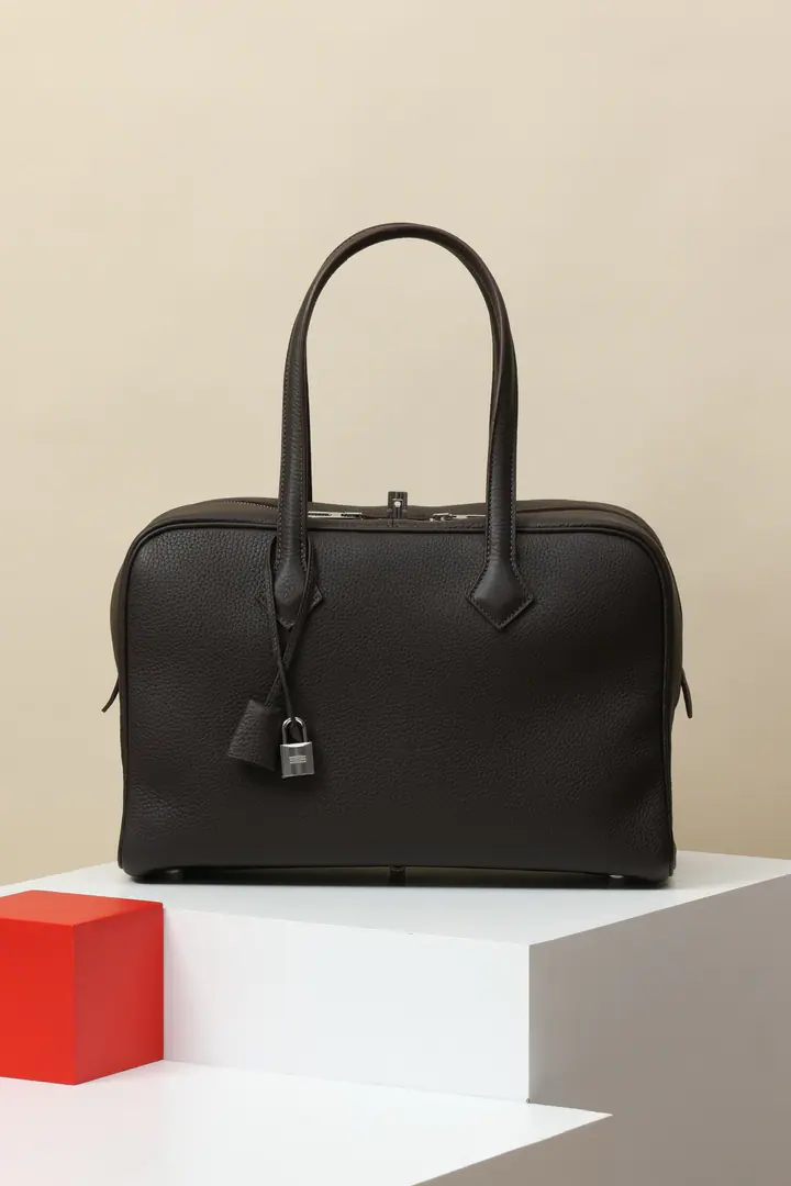 🇨🇳Model: VR35 Colours: 46Umino Dimensions: Long35.5x Deep22.5xKuan17cm TCBig Bull's skin is a bag of old times' handbags. The zipper can be pulled to both sides. - You can carry it with your hand or shoulder. Made in France Metals.: - Pump.