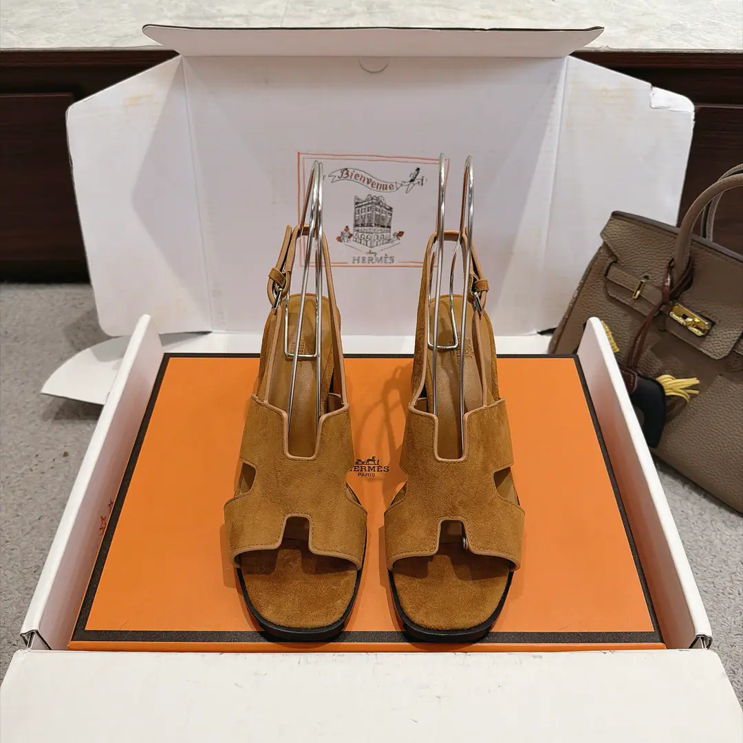 Get out of the factory. Hermes Helia 60Shoes Series ———————————Fashion is a lot more than a couple of days. It's super comfortable. Every detail is perfect. Original CustomiseNappaCowskin./I'm a sheep-skinner./Original private model heels. ▪️He's tall.: 6cm ▪️Otsumi!: The original is a very big one. ▪️SIZE: 35~41（40.41.Customize or not change）