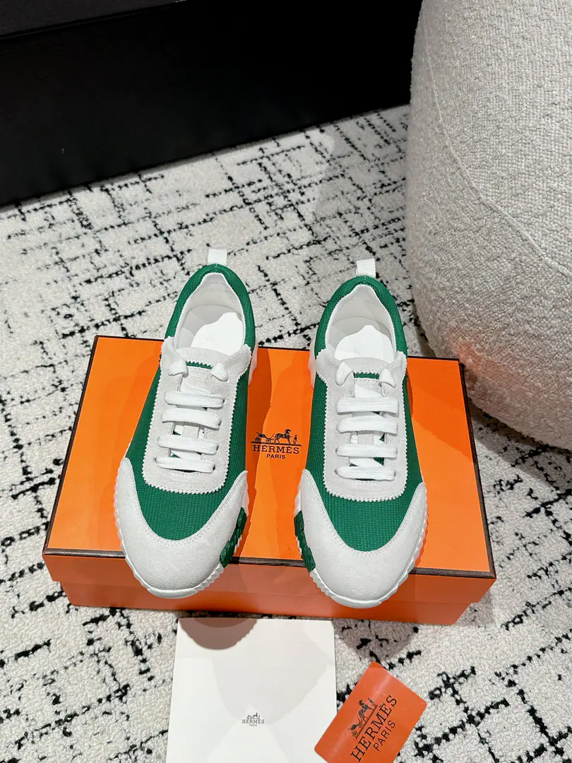 Layout Leather. #Top Version Couple money. Hermes I'm in love with you, Max. 24/ fe new arrival~ Autumn and winter money. Bouncing Couples.👫Sports Leisure shoes. The most comfortable shoes in love with horses., No, I don't.1⃣️, It's a nice, light foot., You don't get tired of shopping.👍 Bullskins.+Wire Nice touch., She's beautiful and she's got a lot of clothes., It's light and comfortable. It's so light. Sports and leisure are the two things. Step on it.💩That's great.！ ✔️Fabulous.:Imported cattle skin+Wire ✔️Uchi.:The imported inlet was for silk and sheep. ✔️Otsumi!:AdoptionIP+TPU(Multi-colour Letters)German technology exposure machine seamlessly combined ✔️Size:#35-46(Women40.41Men45.46Do it.) 🎁Top class. Synchronize full packaging