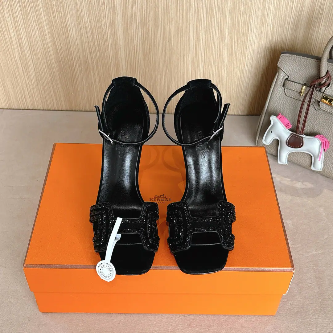 【10.5cmGroup Chart】Get out of the factory. Hermes I'm in love with you, Max. Joy High heels.———————————Fashion is a lot more than a couple of days. MatchHShoeheads. It's super comfortable. Every detail is perfect. Cotted with color-teletoned, pure shoe buttons Design is simple and fluid. ♪ Make fashion so soft ♪ Original calf skin original1:1A sole-model shoe heel./The original is really a big one. ▪️He's tall.:10.5cm 7cm 4cm Three and three. ▪️SIZE: 34-43（34.40.41.42.43Customize or not change）