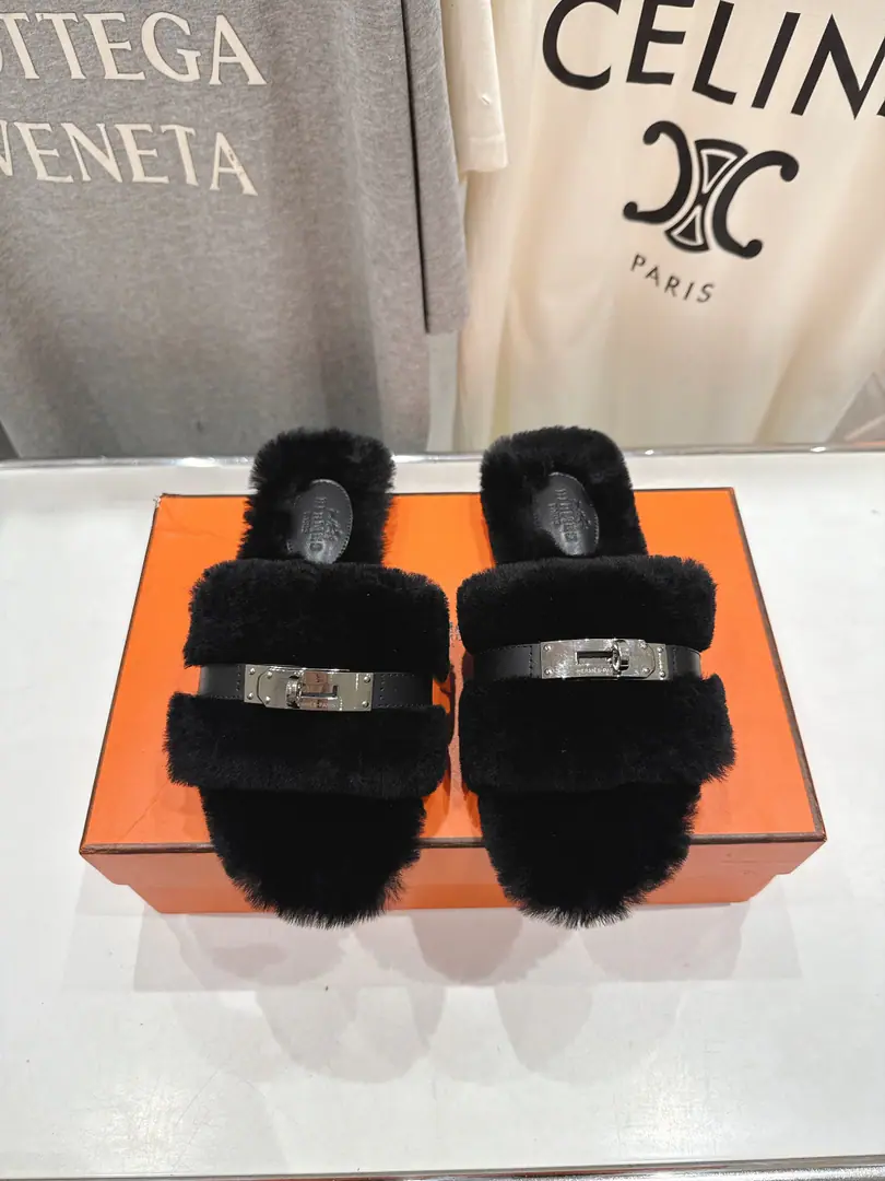🏧𝗛𝗘𝗥𝗠𝗘𝗦ClassicHFurry slippers. The king blew it up.HTow You're a lazy man.‼️A classic short book.HModel Physical feet are really good., Slender white. Super-biggy lady slippers imported wool into Australia. The upper foot is so cozy.👍 Italian imports are so thick. Size: 35-42 [40.41.42Custom]