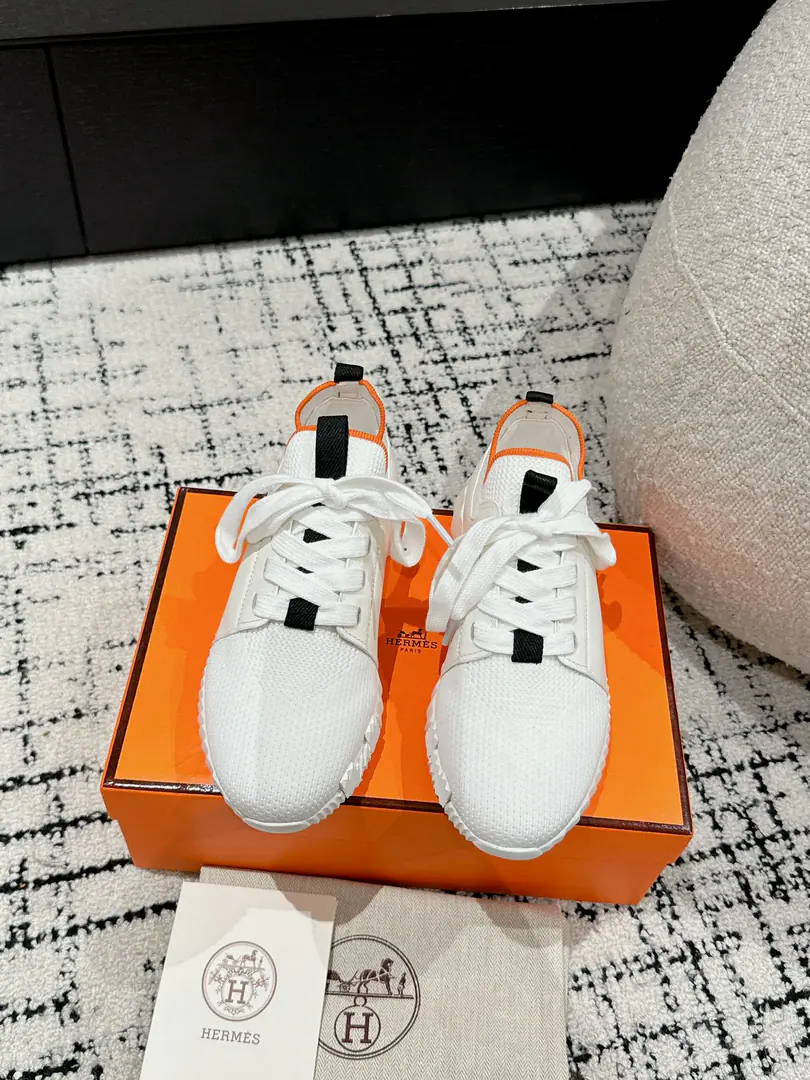 ¥Men+10 #Top Version Couple money. Hermes I'm in love with you, Max. 24/ fe new arrival~ Autumn and winter money. Bouncing Couples.👫Sports Leisure shoes. The most comfortable shoes in love with horses., No, I don't.1⃣️, It's a nice, light foot., You don't get tired of shopping.👍 Bullskins.+Wire Nice touch., She's beautiful and she's got a lot of clothes., It's light and comfortable. It's so light. Sports and leisure are the two things. Step on it.💩That's great.！ ✔️Fabulous.:Imported cattle skin+Wire ✔️Uchi.:The imported inlet was for silk and sheep. ✔️Otsumi!:AdoptionIP+TPU(Multi-colour Letters)German technology exposure machine seamlessly combined ✔️Size:#35-46(Women40.41Men45.46Do it.) 🎁Top class. Synchronize full packaging