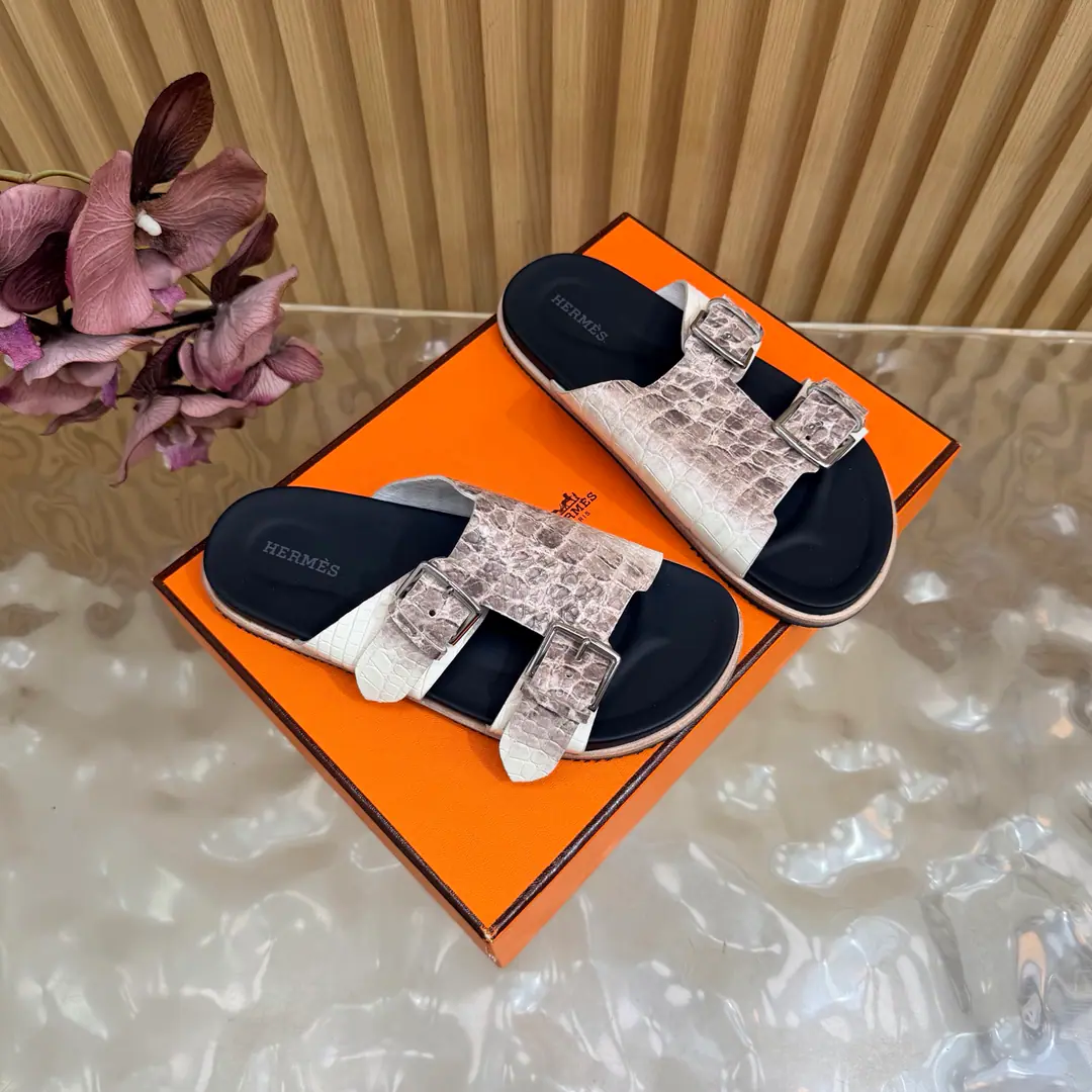 New paragraph 2026The early spring new money. 🧡Hermès/I'm the latest in Armath. Beach slippers. Double button. Shoes. Real leather. The design of the ancients. A strong foreign scene. It's a great fashion., You're so good at all the things on your feet. A simple, simple style that matches a sense of excellence would be great. A hundred-colour lines are hard to love.！ The fabric uses the imported snake-striped cow skin. It's all sheep's skin. Otsumi!: Original Base Size: 35-39 （40/41/42Custom）