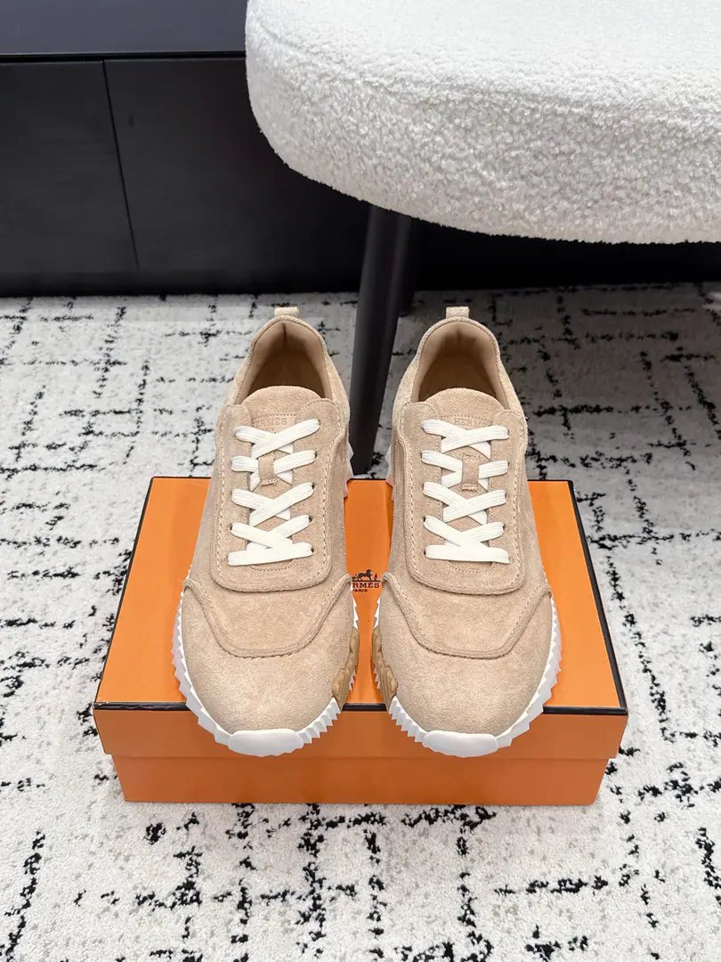 Men+10 HermesI'm in love with you, Max. 26/ New-colour classics. Leisure sports shoes The couple's leisurely tracker's shoes combined with high-tech canvas and skin-skinned goats., Exaggerating on the soles of rubber shoes.“Letter, Italic design and bright colours show dynamism, Re-initiating brand design inspiration. A simple walk around the city., Feel free and comfortable.. ✔️Fabulous.: Special fabric and anti-featur. ✔️Uchi.: Customize air network ✔️Otsumi!: Shade it.TPU+Rubber foam material ✔️Bottom: 3CM ✔️Size: 35-45（Women40 Men45Do it.）