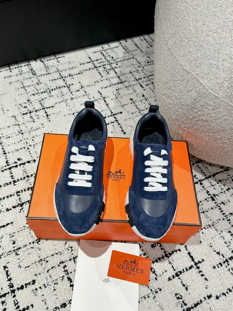 Layout Leather. #Top Version Couple money. Hermes I'm in love with you, Max. 24/ fe new arrival~ Autumn and winter money. Bouncing Couples.👫Sports Leisure shoes. The most comfortable shoes in love with horses., No, I don't.1⃣️, It's a nice, light foot., You don't get tired of shopping.👍 Bullskins.+Wire Nice touch., She's beautiful and she's got a lot of clothes., It's light and comfortable. It's so light. Sports and leisure are the two things. Step on it.💩That's great.！ ✔️Fabulous.:Imported cattle skin+Wire ✔️Uchi.:The imported inlet was for silk and sheep. ✔️Otsumi!:AdoptionIP+TPU(Multi-colour Letters)German technology exposure machine seamlessly combined ✔️Size:#35-46(Women40.41Men45.46Do it.) 🎁Top class. Synchronize full packaging