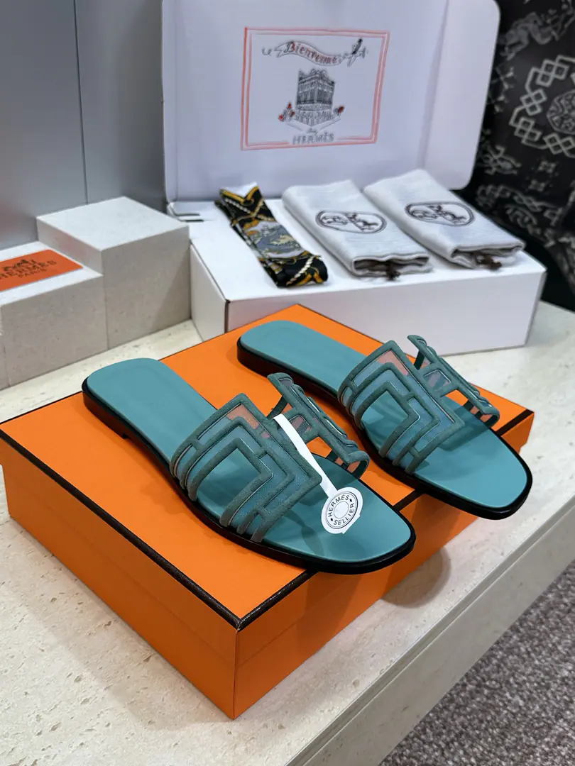 Plant prices（Full plane box.） Scum. Requisition level I'm in love with you, Max. Hermes 2026Spring and summer. OranScrabble the skins of the women's slippers HHome LetterlogoHe's got a nice, big, tight-ass toe slipper. Material: Shoes are imported into sheep, skin.+In the skin of the watered cow.+Italy is a big-ass country. He's tall.:Floor /4.5CM Size: 34-43(34.40.41.42.43Custom without re-offer）