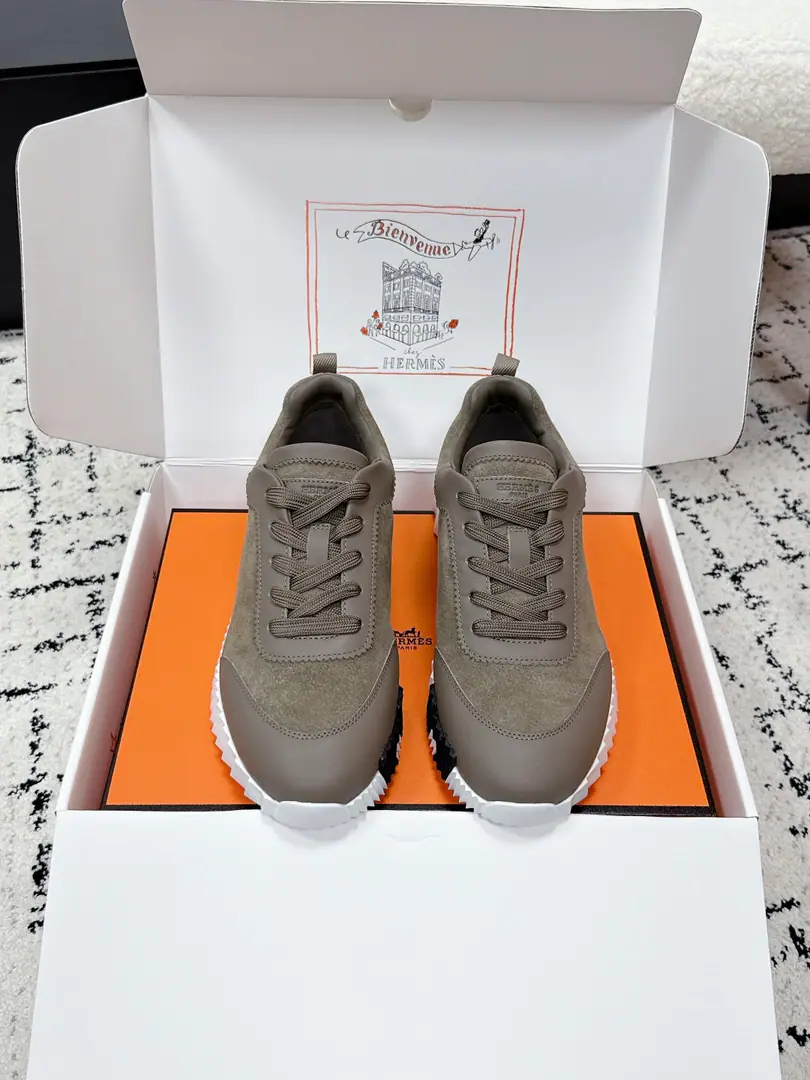 Aircraft box+20 #Requisition of couples Hermes I'm in love with you, Max. 26/ Bouncing Couples. Sports Leisure shoes. Original procurement development Original version one to one. Good stuff is not afraid of late.💗 ❤️Welcome to the comparison of quality material details.🆚 The most comfortable shoes in love with horses., No, I don't.1⃣️, It's a nice, light foot., You don't get tired of shopping.👍Bullskins.+Wire Nice touch., She's beautiful and she's got a lot of clothes., It's light and comfortable. It's so light. Sports and leisure are the two things. Step on it.💩That's great.！ ✔️Fabulous.: Original customized imports of cattle skin/Cow-feat. ✔️Uchi.: The imported inlet was for silk and sheep. ✔️Otsumi!: AdoptionIP+TPU(Multi-colour Letters)German technology exposure machine seamlessly combined ✔️Size: #35-46(Women40.41Men45.46Do it.)