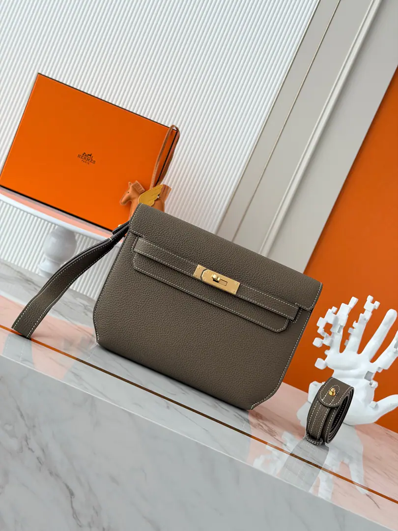 Current in stock ✅ Kelly Depeches 25cm togoPee. Elephant gray. Gold button. MostinMan's handbag. Depeches25 This leather is really a prodigal., With a shoulder belt and a second to go under the armpit., The fashion is coming out of the air., This bag is very...HFamily origin, KellyThat's what you're trying to do., You must come in too.！🤩 It's a great match.✨You can be a man of arms., Or a slant., And I can still be a handbag., You're not moving with a bag?😘