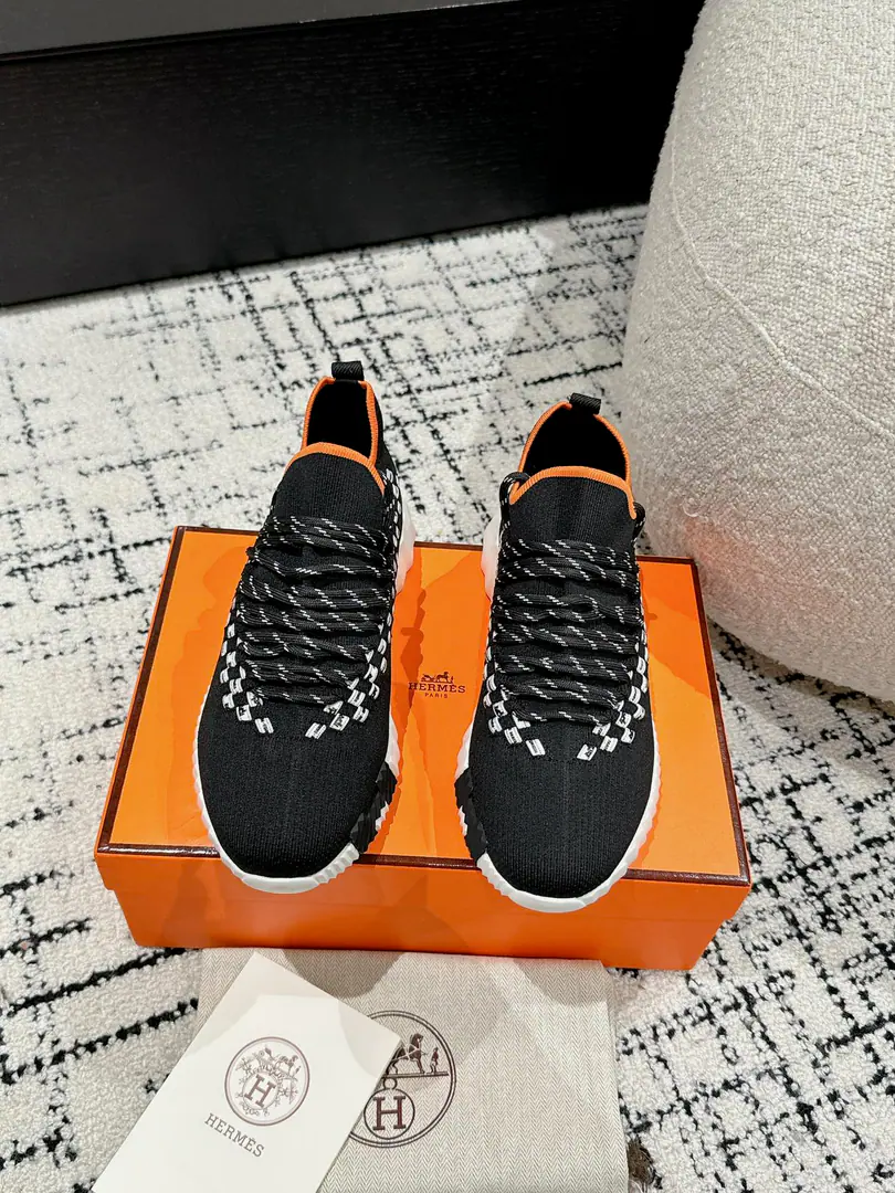 ¥Men+10 #Top Version Couple money. Hermes I'm in love with you, Max. 24/ fe new arrival~ Autumn and winter money. Bouncing Couples.👫Sports Leisure shoes. The most comfortable shoes in love with horses., No, I don't.1⃣️, It's a nice, light foot., You don't get tired of shopping.👍 Bullskins.+Wire Nice touch., She's beautiful and she's got a lot of clothes., It's light and comfortable. It's so light. Sports and leisure are the two things. Step on it.💩That's great.！ ✔️Fabulous.:Imported cattle skin+Wire ✔️Uchi.:The imported inlet was for silk and sheep. ✔️Otsumi!:AdoptionIP+TPU(Multi-colour Letters)German technology exposure machine seamlessly combined ✔️Size:#35-46(Women40.41Men45.46Do it.) 🎁Top class. Synchronize full packaging