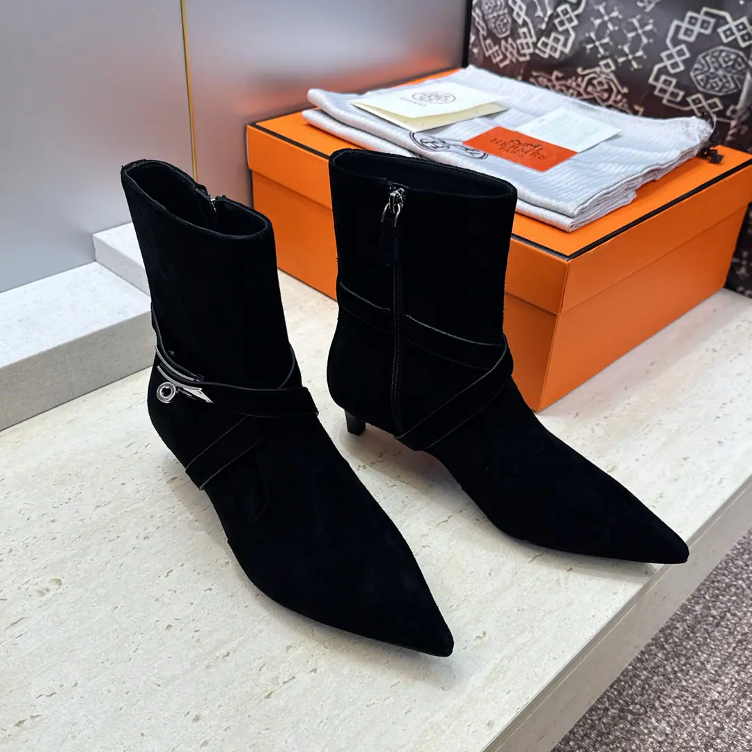 Plant prices HermesI'm in love with you, Max. 2026Autumn and winter money.Nice Crossing punk styleKellyAnd pull the naked female boots. HThe same letter as the star.logoChevalier boots with low and pointy heads. Material:I'll import a cow's skin on my shoe./Import sheep, skin.+In the skin of the watered cow.+Italy is a big-ass country. He's tall.:4CM Size: 35-39(34.40.41.42Custom without re-offer)