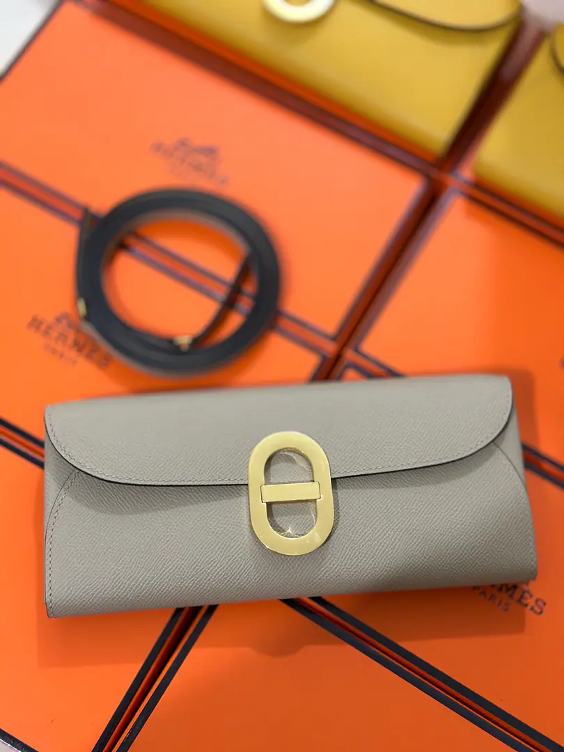 New paragraphD Ancre to go, It's called the pig's nose.to go EpsomPee., Gold button. Ash. The honey wax sew. The design has been consistent with the previous pig nose buttons., It's enough to use a slashed shoulder belt on the basis of a handbag.. Or not with the shoulder belt., 🉑️Take the bag with you., Dinner bag.