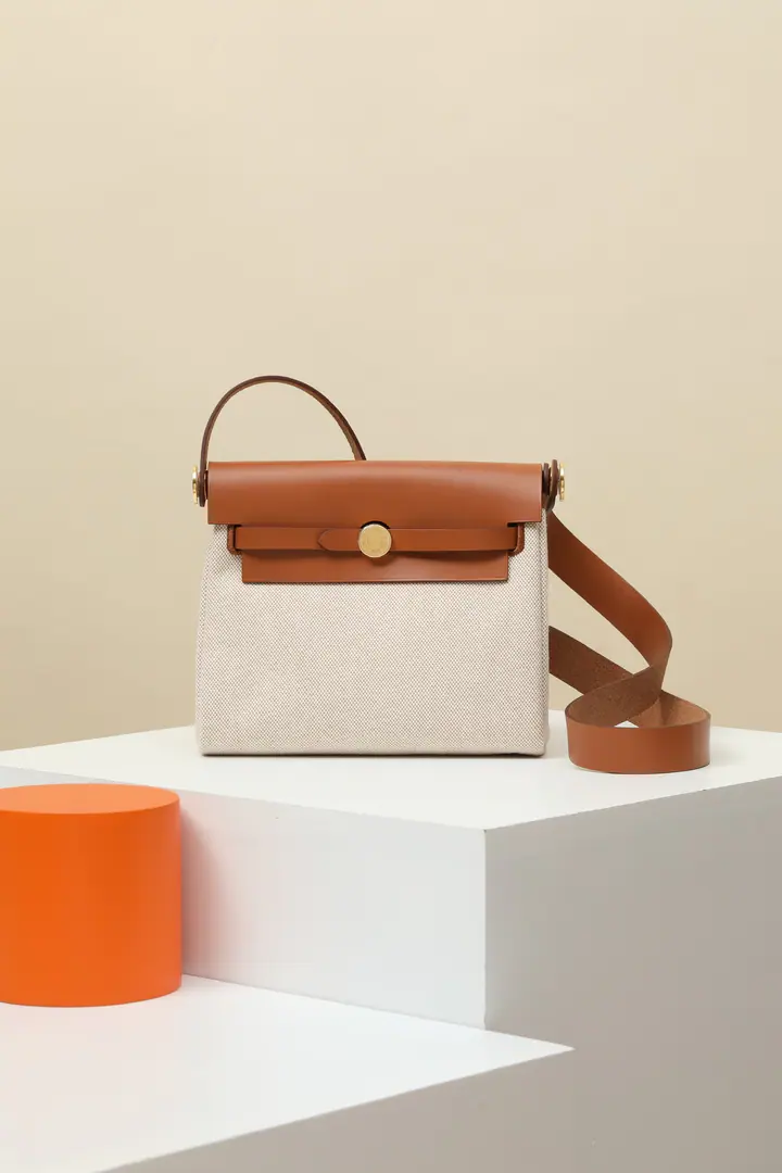 🇨🇳Model: HB20 Colours: CK37Gold palm. Dimensions:Long20xDeep17xKuan7centimetres Shoulder length: cm H Vikingcanvas andHunterBull shoulder bag.. The saddle nails are locked. - Outside zipping back pocket. Shoulder belt. Shoulder or slash Made in France.