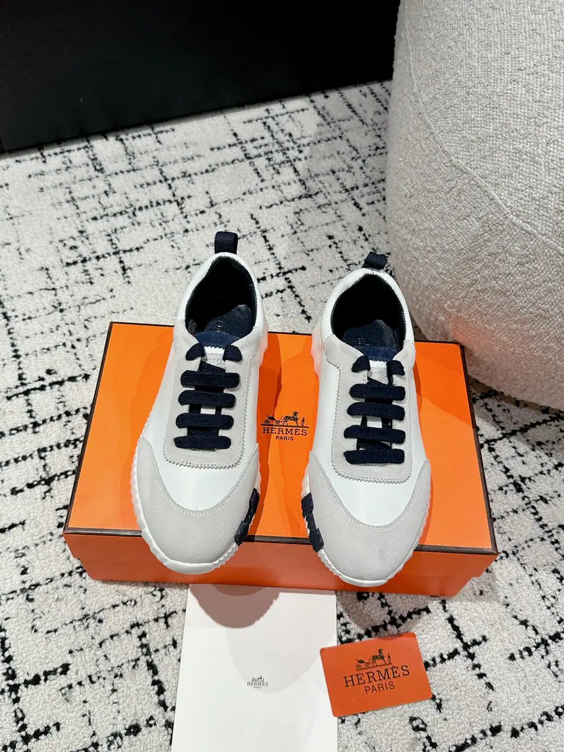 Layout Leather. #Top Version Couple money. Hermes I'm in love with you, Max. 24/ fe new arrival~ Autumn and winter money. Bouncing Couples.👫Sports Leisure shoes. The most comfortable shoes in love with horses., No, I don't.1⃣️, It's a nice, light foot., You don't get tired of shopping.👍 Bullskins.+Wire Nice touch., She's beautiful and she's got a lot of clothes., It's light and comfortable. It's so light. Sports and leisure are the two things. Step on it.💩That's great.！ ✔️Fabulous.:Imported cattle skin+Wire ✔️Uchi.:The imported inlet was for silk and sheep. ✔️Otsumi!:AdoptionIP+TPU(Multi-colour Letters)German technology exposure machine seamlessly combined ✔️Size:#35-46(Women40.41Men45.46Do it.) 🎁Top class. Synchronize full packaging