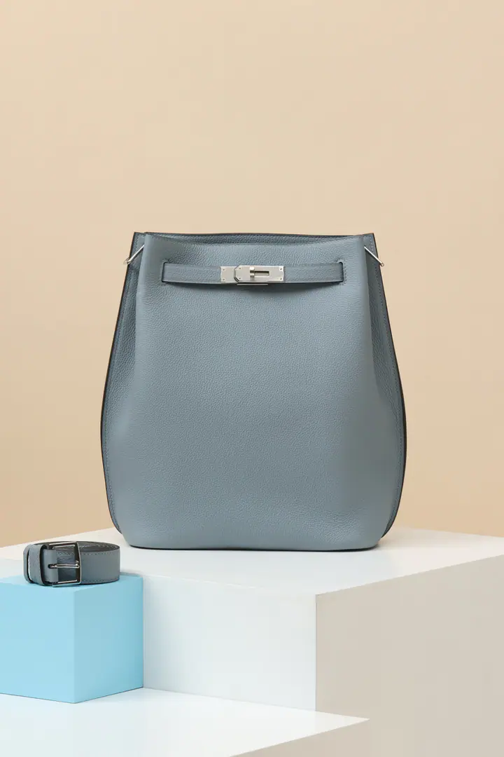 🇨🇳Model:SK22 Colours: J7A linen blue. Dimensions: Long22 × High30 × Kuan12 Shoulder length TogoCowskin. ClassicKellyBlank-drink buckets. MarkerKellyRotation lock A corrugated leather shoulder belt. Inline zippers and plug bags ♪ And I can't bear ♪, Tilt or carry as backpack Made in France. Metals.:- Pump.