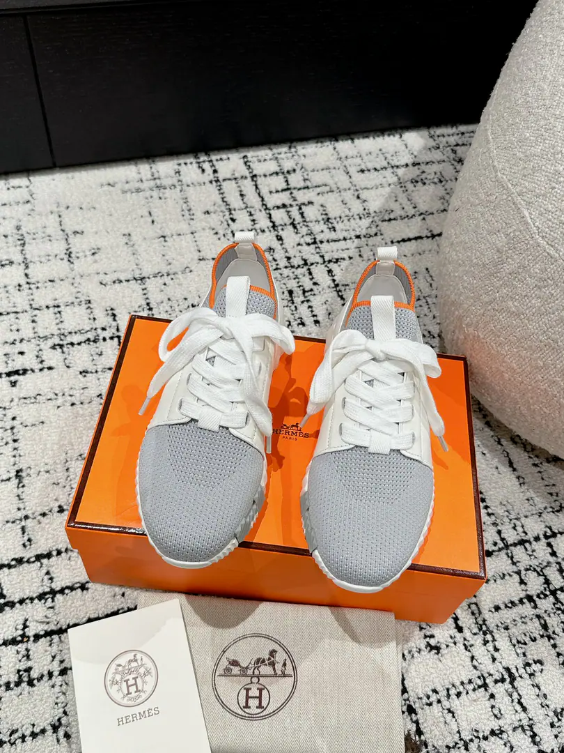 ¥Men+10 #Top Version Couple money. Hermes I'm in love with you, Max. 24/ fe new arrival~ Autumn and winter money. Bouncing Couples.👫Sports Leisure shoes. The most comfortable shoes in love with horses., No, I don't.1⃣️, It's a nice, light foot., You don't get tired of shopping.👍 Bullskins.+Wire Nice touch., She's beautiful and she's got a lot of clothes., It's light and comfortable. It's so light. Sports and leisure are the two things. Step on it.💩That's great.！ ✔️Fabulous.:Imported cattle skin+Wire ✔️Uchi.:The imported inlet was for silk and sheep. ✔️Otsumi!:AdoptionIP+TPU(Multi-colour Letters)German technology exposure machine seamlessly combined ✔️Size:#35-46(Women40.41Men45.46Do it.) 🎁Top class. Synchronize full packaging