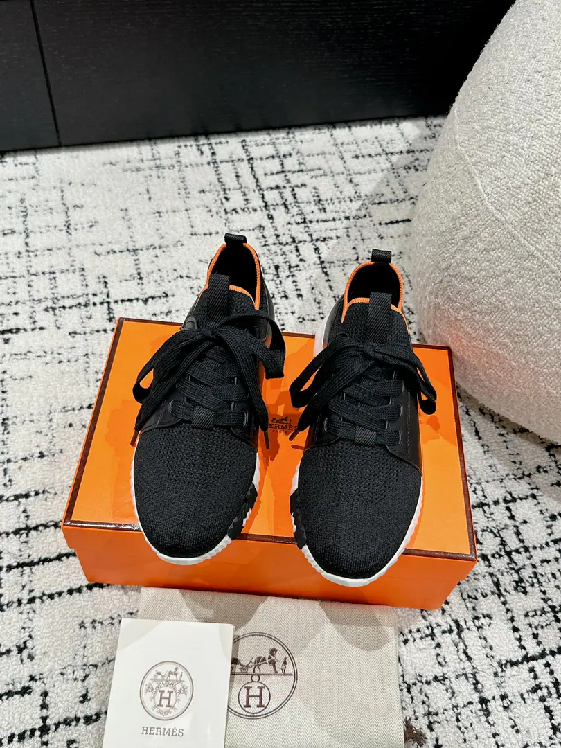 ¥Men+10 #Top Version Couple money. Hermes I'm in love with you, Max. 24/ fe new arrival~ Autumn and winter money. Bouncing Couples.👫Sports Leisure shoes. The most comfortable shoes in love with horses., No, I don't.1⃣️, It's a nice, light foot., You don't get tired of shopping.👍 Bullskins.+Wire Nice touch., She's beautiful and she's got a lot of clothes., It's light and comfortable. It's so light. Sports and leisure are the two things. Step on it.💩That's great.！ ✔️Fabulous.:Imported cattle skin+Wire ✔️Uchi.:The imported inlet was for silk and sheep. ✔️Otsumi!:AdoptionIP+TPU(Multi-colour Letters)German technology exposure machine seamlessly combined ✔️Size:#35-46(Women40.41Men45.46Do it.) 🎁Top class. Synchronize full packaging