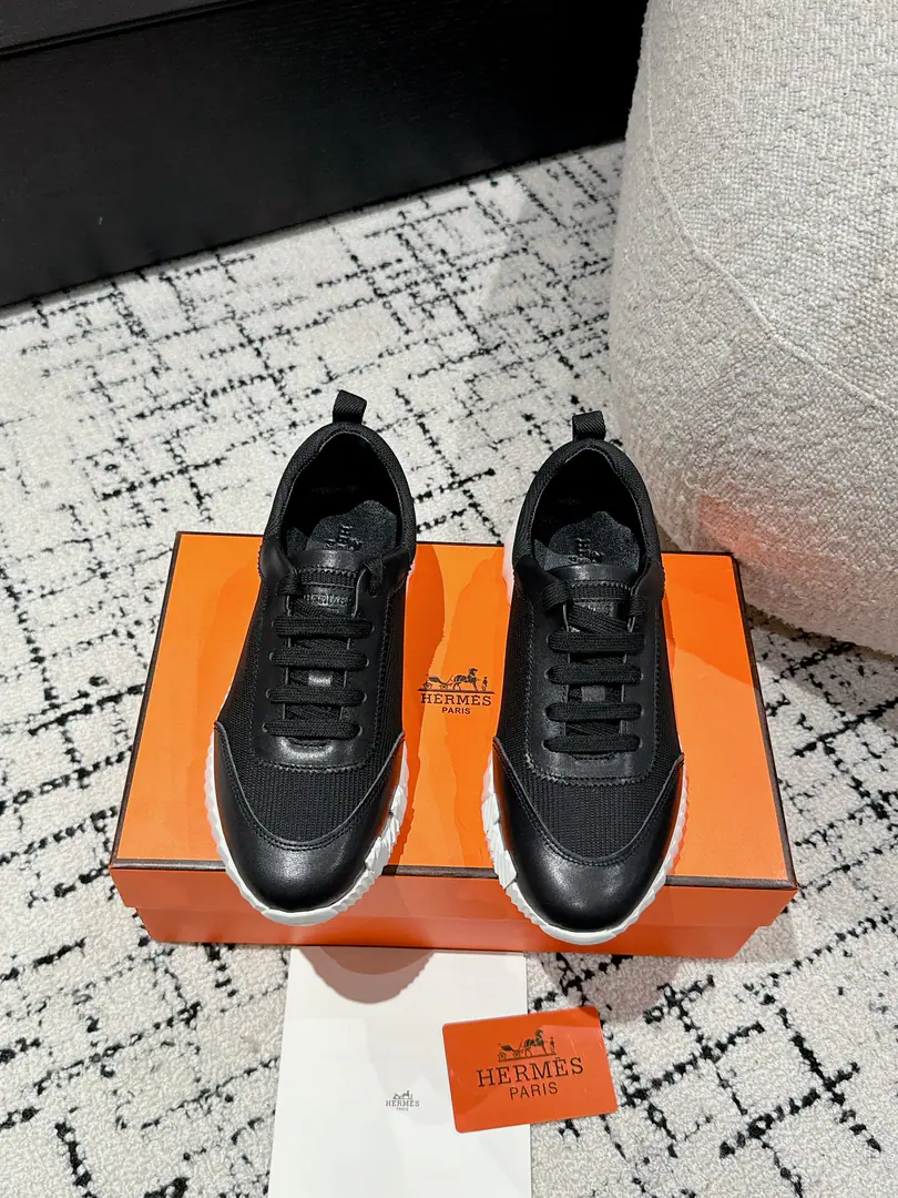 Layout Leather. #Top Version Couple money. Hermes I'm in love with you, Max. 24/ fe new arrival~ Autumn and winter money. Bouncing Couples.👫Sports Leisure shoes. The most comfortable shoes in love with horses., No, I don't.1⃣️, It's a nice, light foot., You don't get tired of shopping.👍 Bullskins.+Wire Nice touch., She's beautiful and she's got a lot of clothes., It's light and comfortable. It's so light. Sports and leisure are the two things. Step on it.💩That's great.！ ✔️Fabulous.:Imported cattle skin+Wire ✔️Uchi.:The imported inlet was for silk and sheep. ✔️Otsumi!:AdoptionIP+TPU(Multi-colour Letters)German technology exposure machine seamlessly combined ✔️Size:#35-46(Women40.41Men45.46Do it.) 🎁Top class. Synchronize full packaging