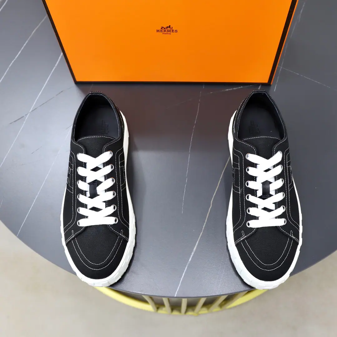 Hermes/I'm in love with you, Max. MaxiA series of low-barrel canvas shoes. Synchronise update of the network！ A new low-bonded masturbation of Emascords is on the shelf., Jane's got a nice, nice, nice, low-shoes set., Perfectly exposed ankles., Visual length stretch ratio, All kinds of legs can be easily managed.. The shoe is chosen with a dildo-resistant fabric., A fine line of embroidery and branding., I'm not sure if I can get a full recognition.. The thick-deck rubber is full of classics.HThe tattoo., Slightly increased, My feet are soft., I'm not under any pressure to go to work.. Low-band styles fit into multiple wear styles., Leisure pants are always casual., The broads are a little bit of luxury., The shorts are so clean, the kids are so happy.. The details of the big job are in place., A package of raw shoes., You're always wearing it., You're a decent gift., The tide is a bit out of line., Every year, every season can be repeated.. Full package！ Size: 39-40-41-42-43-44 Standard leather shoe size. （38/45/46But it's not gonna be a change.） The cargo.: H261858 Black