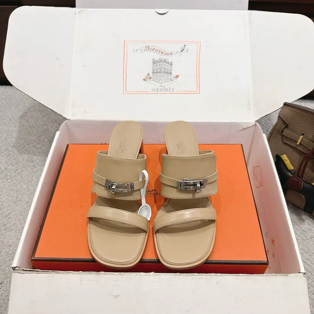 Get out of the factory. Hermes I'm in love with you, Max. Ninon 50Shoes Series———————————Fashion is a lot more than a couple of days. It's super comfortable. Every detail is perfect. OriginalswiftCowskin./- Oh, Pete. Original1:1A sole shoe./Pure steelkellyThe hardware button./The original private model is a big one. ▪️He's tall.: 5cm ▪️SIZE: 35~41（40.41.42.Customize or not change）