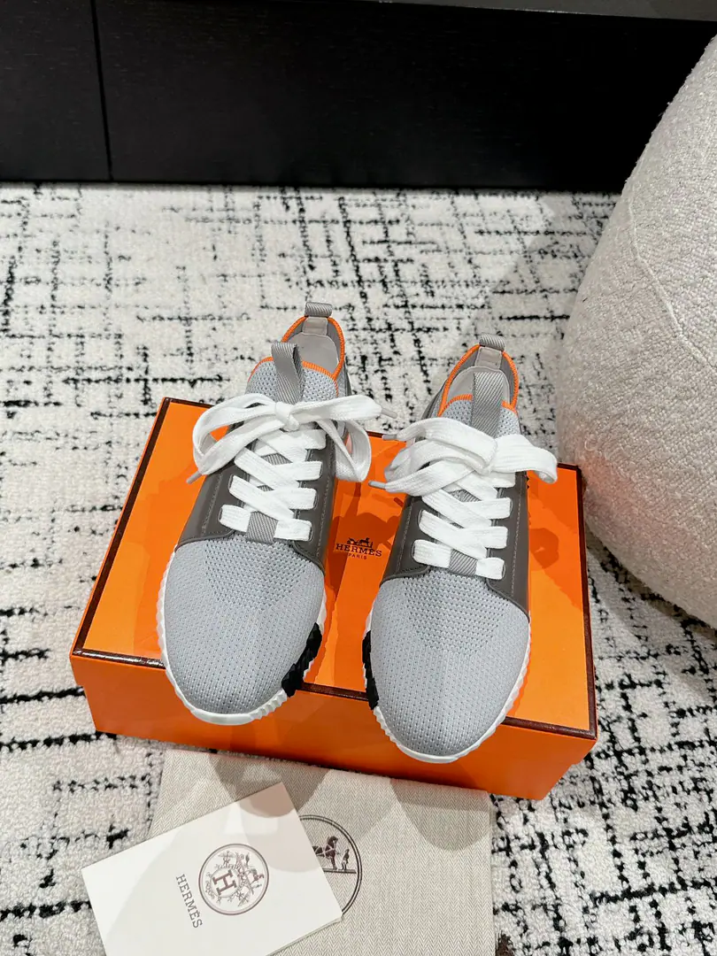 ¥Men+10 #Top Version Couple money. Hermes I'm in love with you, Max. 24/ fe new arrival~ Autumn and winter money. Bouncing Couples.👫Sports Leisure shoes. The most comfortable shoes in love with horses., No, I don't.1⃣️, It's a nice, light foot., You don't get tired of shopping.👍 Bullskins.+Wire Nice touch., She's beautiful and she's got a lot of clothes., It's light and comfortable. It's so light. Sports and leisure are the two things. Step on it.💩That's great.！ ✔️Fabulous.:Imported cattle skin+Wire ✔️Uchi.:The imported inlet was for silk and sheep. ✔️Otsumi!:AdoptionIP+TPU(Multi-colour Letters)German technology exposure machine seamlessly combined ✔️Size:#35-46(Women40.41Men45.46Do it.) 🎁Top class. Synchronize full packaging
