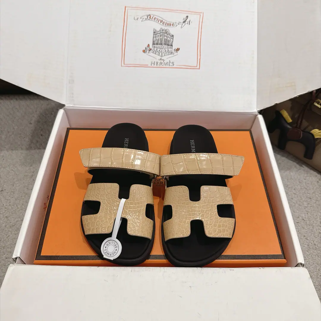 『 New Colour 』🆕The big crocodile tattoos. Men➕Hermes ChypreShoes. Uncle's slippers. ♪ Fresh and fresh ♪ ～The fashion is so refreshing. Not much to explain., I know everything I've bought. ✅TPUSlipboard Base ✅Women:35-39 （40.41.42I'll make sure I don't change it.）Men40~44（45.46Customize or not change） ✅With double bags..Card.Certificate.