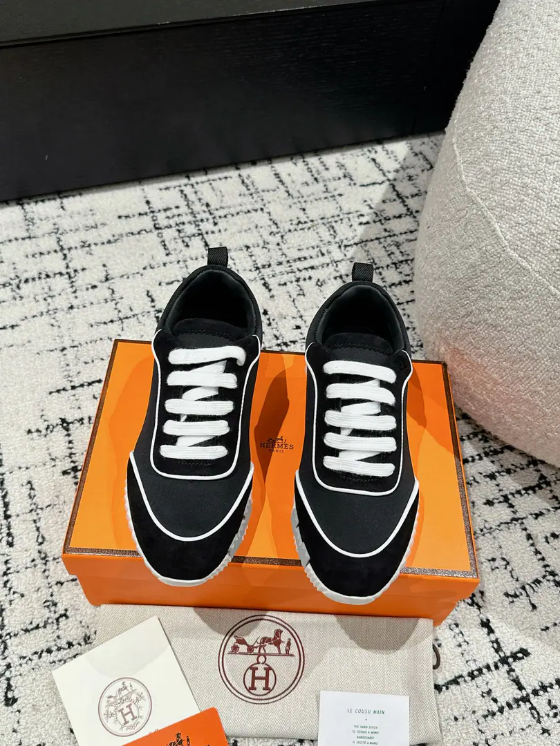 #Top Version Couple money. Hermes I'm in love with you, Max. 24/ fe new arrival~ Autumn and winter money. Bouncing Couples.👫Sports Leisure shoes. The most comfortable shoes in love with horses., No, I don't.1⃣️, It's a nice, light foot., You don't get tired of shopping.👍 Bullskins.+Wire Nice touch., She's beautiful and she's got a lot of clothes., It's light and comfortable. It's so light. Sports and leisure are the two things. Step on it.💩That's great.！ ✔️Fabulous.:Imported cattle skin+Wire ✔️Uchi.:The imported inlet was for silk and sheep. ✔️Otsumi!:AdoptionIP+TPU(Multi-colour Letters)German technology exposure machine seamlessly combined ✔️Size:#35-46(Women40.41Men45.46Do it.) 🎁Top class. Synchronize full packaging