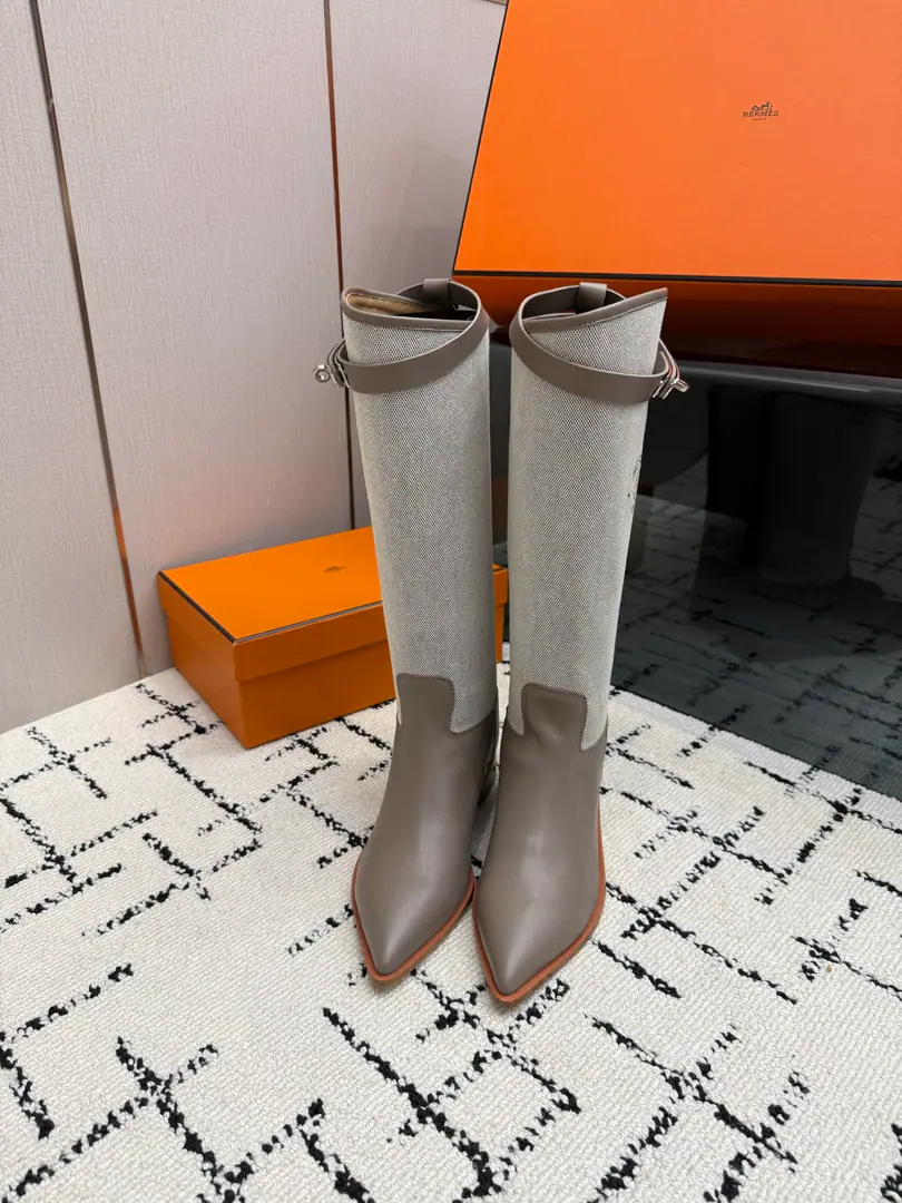 Top VersionHemers🧡I'll get what I'm seeing. kellyMetal button boots./Boots Series Autumn and winter money. HERMESThe price of the old boots and boots is close.2WThe high price of the boot is naturally unique in its process and quality, and all the leather is custom-made for import., The inside materials are also custom-made cattle skin.,, You'll have to make provisions for everything in a good fit., And the style is always worn in the boots of knights who never wear out of fashion. Shoe.: Original cow skin Uchi.: Importing cattle and skins Otsumi!: That's a little skin. Codes: 35–39（40.41.42No, no, no, no, no.)