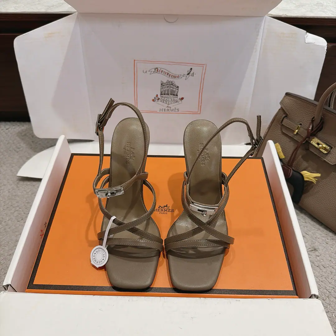 【10.5cmGroup Chart】Get out of the factory. Hermes I'm in love with you, Max. Muse High heels.———————————Fashion is a lot more than a couple of days. Combining brand-new steelKellyBlock It's super comfortable. Every detail is perfect. Cotted with color-teletoned, pure shoe buttons Design is simple and fluid. ♪ Make fashion so soft ♪ Original calf skin original1:1A sole-model shoe heel./The original is really a big one. ▪️He's tall.:10.5cm 7cm 4cm Three and three. ▪️SIZE: 34-43（34.40.41.42.43Customize or not change）
