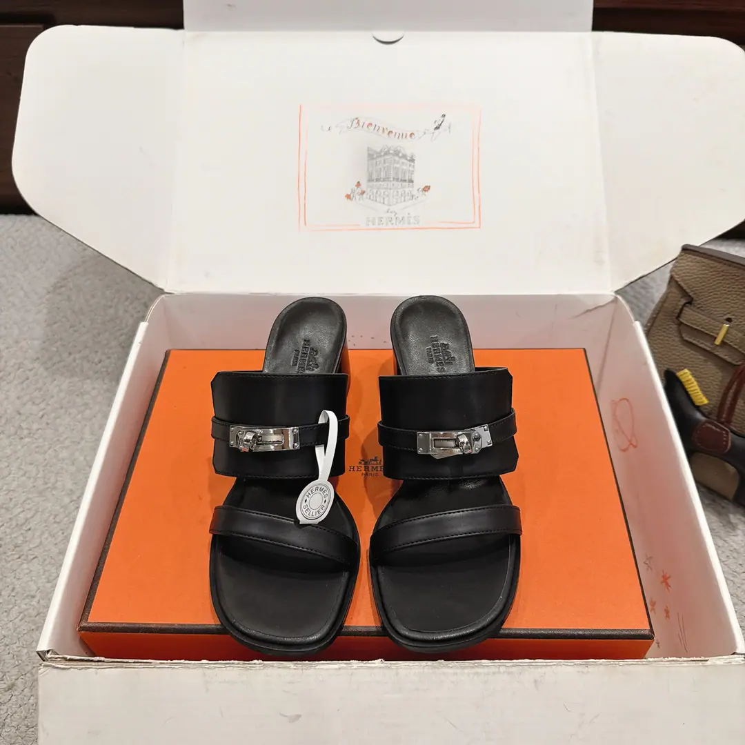 Get out of the factory. Hermes I'm in love with you, Max. Ninon 50Shoes Series———————————Fashion is a lot more than a couple of days. It's super comfortable. Every detail is perfect. OriginalswiftCowskin./- Oh, Pete. Original1:1A sole shoe./Pure steelkellyThe hardware button./The original private model is a big one. ▪️He's tall.: 5cm ▪️SIZE: 35~41（40.41.42.Customize or not change）
