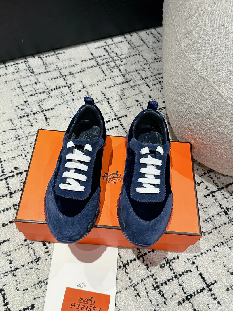 Layout Leather. #Top Version Couple money. Hermes I'm in love with you, Max. 24/ fe new arrival~ Autumn and winter money. Bouncing Couples.👫Sports Leisure shoes. The most comfortable shoes in love with horses., No, I don't.1⃣️, It's a nice, light foot., You don't get tired of shopping.👍 Bullskins.+Wire Nice touch., She's beautiful and she's got a lot of clothes., It's light and comfortable. It's so light. Sports and leisure are the two things. Step on it.💩That's great.！ ✔️Fabulous.:Imported cattle skin+Wire ✔️Uchi.:The imported inlet was for silk and sheep. ✔️Otsumi!:AdoptionIP+TPU(Multi-colour Letters)German technology exposure machine seamlessly combined ✔️Size:#35-46(Women40.41Men45.46Do it.) 🎁Top class. Synchronize full packaging