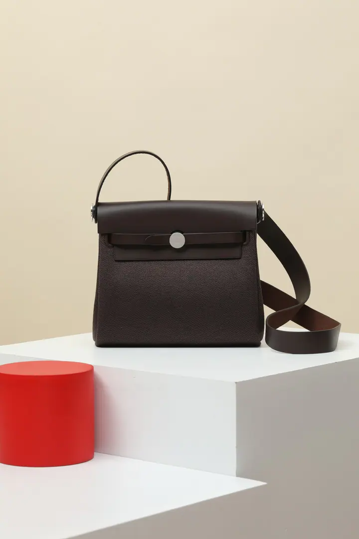 🇨🇳Model: HB20 Colours: 46Umino Dimensions:Long20xDeep17xKuan7centimetres Shoulder length: cm H Vikingcanvas andHunterBull shoulder bag.. The saddle nails are locked. - Outside zipping back pocket. Shoulder belt. Shoulder or slash Made in France.