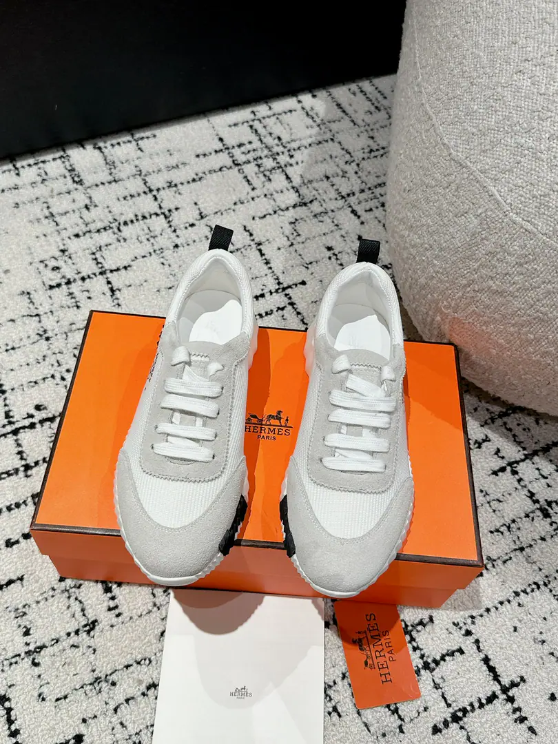 Layout Leather. #Top Version Couple money. Hermes I'm in love with you, Max. 24/ fe new arrival~ Autumn and winter money. Bouncing Couples.👫Sports Leisure shoes. The most comfortable shoes in love with horses., No, I don't.1⃣️, It's a nice, light foot., You don't get tired of shopping.👍 Bullskins.+Wire Nice touch., She's beautiful and she's got a lot of clothes., It's light and comfortable. It's so light. Sports and leisure are the two things. Step on it.💩That's great.！ ✔️Fabulous.:Imported cattle skin+Wire ✔️Uchi.:The imported inlet was for silk and sheep. ✔️Otsumi!:AdoptionIP+TPU(Multi-colour Letters)German technology exposure machine seamlessly combined ✔️Size:#35-46(Women40.41Men45.46Do it.) 🎁Top class. Synchronize full packaging