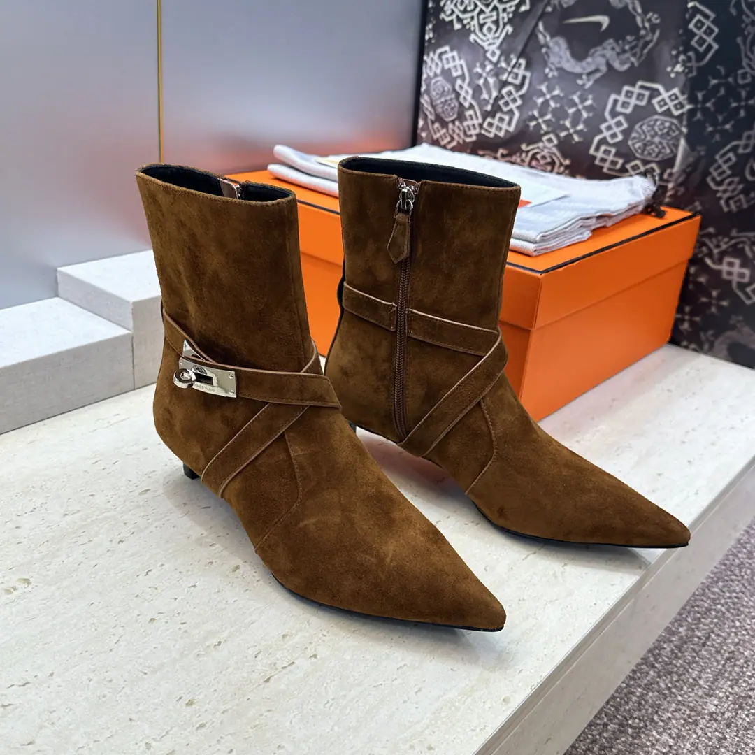 Plant prices HermesI'm in love with you, Max. 2026Autumn and winter money.Nice Crossing punk styleKellyAnd pull the naked female boots. HThe same letter as the star.logoChevalier boots with low and pointy heads. Material:I'll import a cow's skin on my shoe./Import sheep, skin.+In the skin of the watered cow.+Italy is a big-ass country. He's tall.:4CM Size: 35-39(34.40.41.42Custom without re-offer)