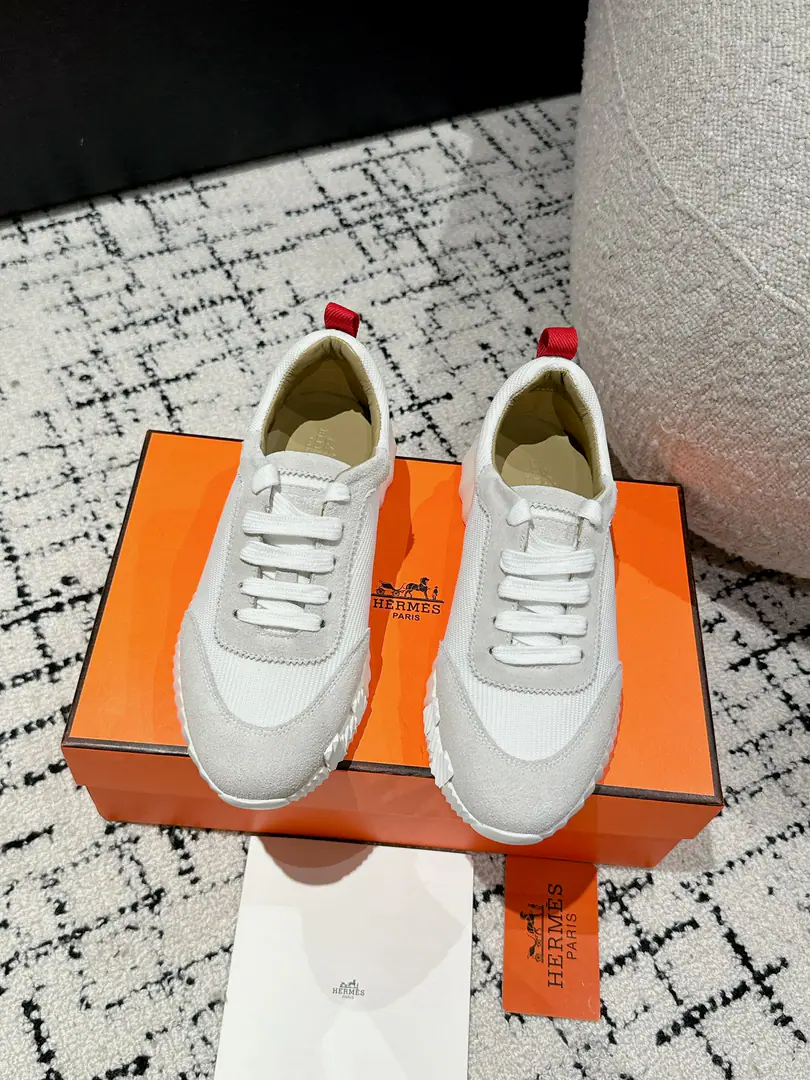 Layout Leather. #Top Version Couple money. Hermes I'm in love with you, Max. 24/ fe new arrival~ Autumn and winter money. Bouncing Couples.👫Sports Leisure shoes. The most comfortable shoes in love with horses., No, I don't.1⃣️, It's a nice, light foot., You don't get tired of shopping.👍 Bullskins.+Wire Nice touch., She's beautiful and she's got a lot of clothes., It's light and comfortable. It's so light. Sports and leisure are the two things. Step on it.💩That's great.！ ✔️Fabulous.:Imported cattle skin+Wire ✔️Uchi.:The imported inlet was for silk and sheep. ✔️Otsumi!:AdoptionIP+TPU(Multi-colour Letters)German technology exposure machine seamlessly combined ✔️Size:#35-46(Women40.41Men45.46Do it.) 🎁Top class. Synchronize full packaging