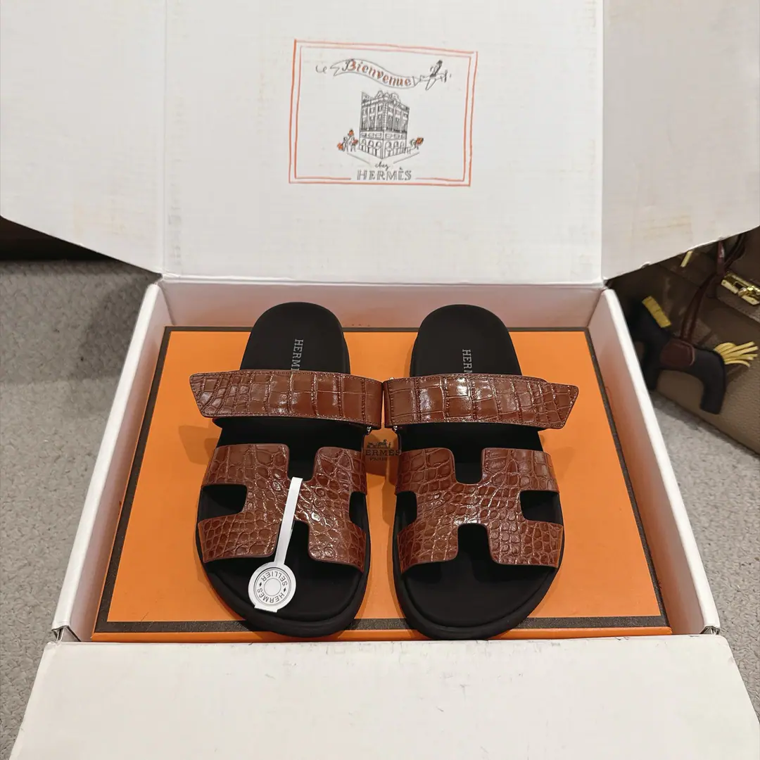 『 New Colour 』🆕The big crocodile tattoos. Men➕Hermes ChypreShoes. Uncle's slippers. ♪ Fresh and fresh ♪ ～The fashion is so refreshing. Not much to explain., I know everything I've bought. ✅TPUSlipboard Base ✅Women:35-39 （40.41.42I'll make sure I don't change it.）Men40~44（45.46Customize or not change） ✅With double bags..Card.Certificate.