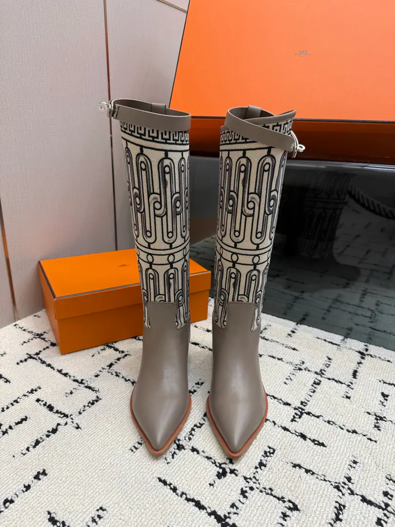 Top VersionHemers🧡I'll get what I'm seeing. kellyMetal button boots./Boots Series Autumn and winter money. HERMESThe price of the old boots and boots is close.2WThe high price of the boot is naturally unique in its process and quality, and all the leather is custom-made for import., The inside materials are also custom-made cattle skin.,, You'll have to make provisions for everything in a good fit., And the style is always worn in the boots of knights who never wear out of fashion. Shoe.: Original cow skin Uchi.: Importing cattle and skins Otsumi!: That's a little skin. Codes: 35–39（40.41.42No, no, no, no, no.)